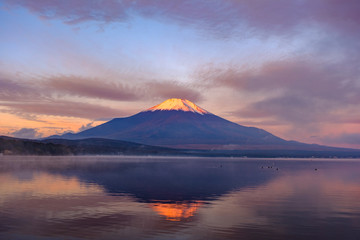 山中湖　朝焼けの逆さ富士