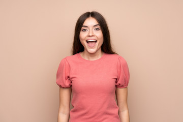 Obraz premium Young woman over isolated background with surprise facial expression