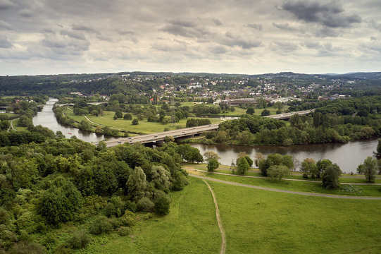 Blick &uuml;ber die Stadt Witten Herbede im Ruhrgebiet mit einer Autobahnbr&uuml;cke im Vordergrund und einem Arm des Flusses Ruhr