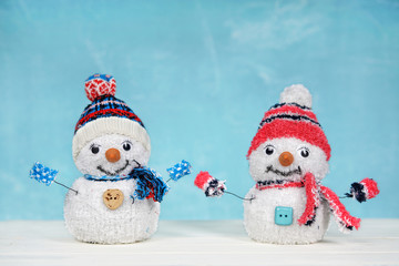 Schneemänner vor blauen Hintergrund - Dekoration