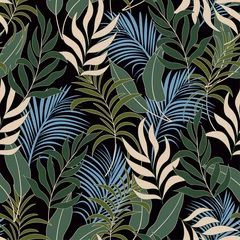 Papier Peint photo autocollant Feuilles tropicales Arrière-plan harmonieux tropical d& 39 été avec des plantes vertes et bleues vives et des feuilles sur fond noir. Modèle sans couture avec des feuilles et des plantes colorées. Papier peint exotique.