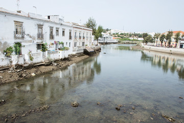 Naklejka premium Vistas de las casas de rio Gilao, Portugal