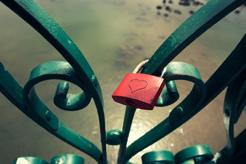 Candado con coraz&oacute;n rojo en un puente
