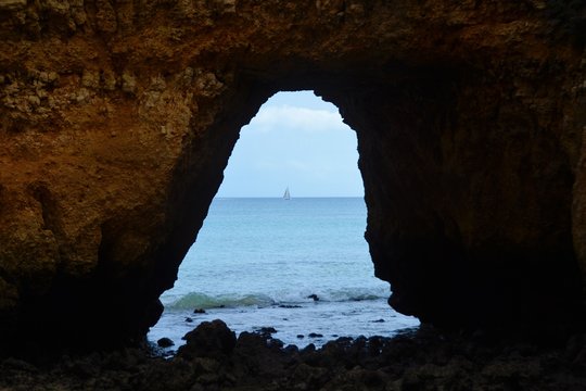 Fototapeta the ocean seen through a hole in the rock