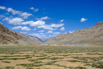 インドのマナリからレーのラダックに続くタクランラ峠に続く道を1泊二日でバスで駆け抜けた時の風景