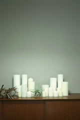 棚に並べたたくさんの蝋燭