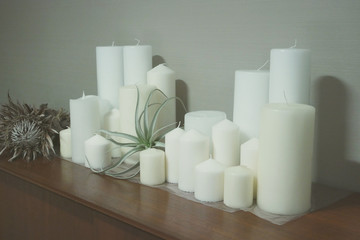 棚に並べたたくさんの蝋燭