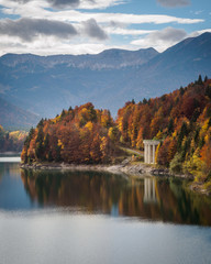 Fototapeta na wymiar Autumn at Sylvenstein reservoir in Bavaria