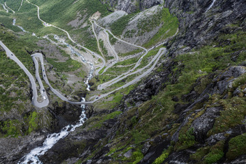 Trollstigen, Blick auf den Pass von der Aussichtsplattform am Besucherzentrum aus