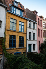Façades de maisons de villes pittoresques, étroites et colorées 