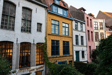 Fototapeta na wymiar Façades de maisons de villes pittoresques, étroites et colorées 