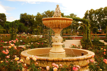 Fuente y flores en el parque de El Retiro (Madrid)