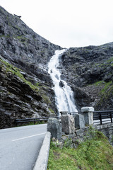 Trollstigen, Brücke und Wasserfall