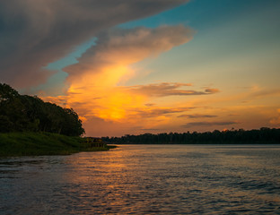 Fototapeta na wymiar recorrido en medio del rio amazonas en atardecer 