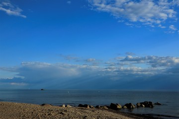 Fototapeta na wymiar sea scape and blue sky with sun rays