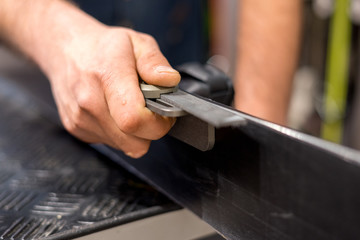 Affûtage des skis pour la compétition par un skiman