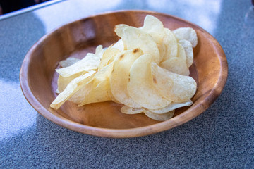 木の皿の上のジャガイモのスナック菓子