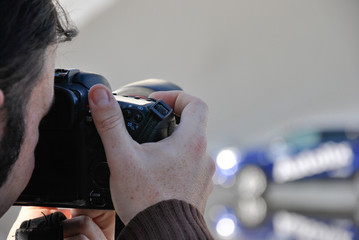 Fotografiando, cámara en mano 