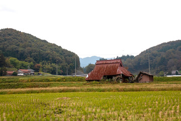 日本の田舎にある壊れた古い家