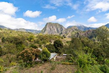 Vue sur le piton d'Anchaing entre montage et foret