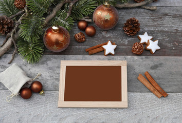 Leere Tafel mit Weihnachtsdekoration
