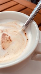 Cappuccino Close-Up Schaum in einer Cappuccinotasse mit Löffel