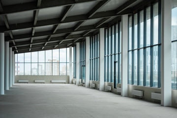 empty big room with white columns and big windows