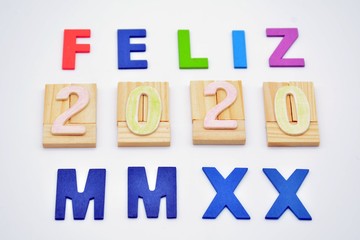 Feliz 2020, formado con letras de madera y números romanos