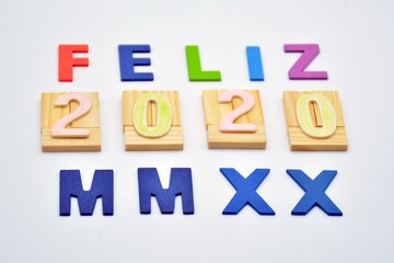 Feliz 2020, formado con letras de madera y números romanos