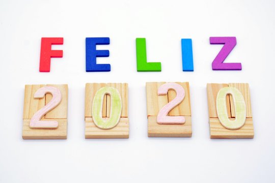 Feliz 2020, formado con letras de madera y números romanos