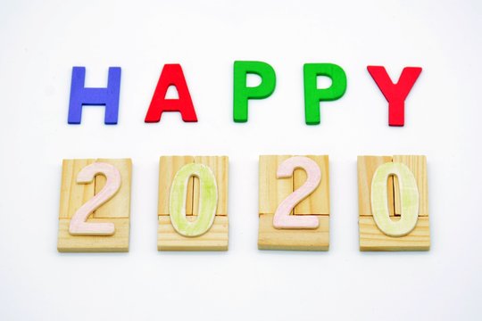 Feliz 2020, formado con letras de madera y números romanos