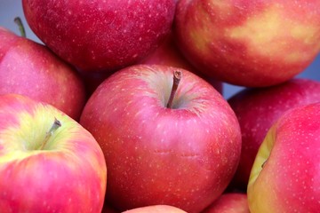 Fototapeta na wymiar reife rote Äpfel in der Nahaufnahme
