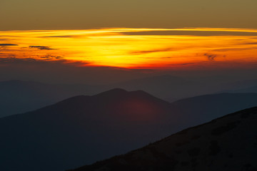 Obraz premium Beautiful summer in the Carpathian Mountains with tourists in tents with beautiful views ..