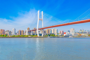 Uitzicht op de stad in de buurt van Nanpu Bridge in Pudong New Area, Shanghai, China
