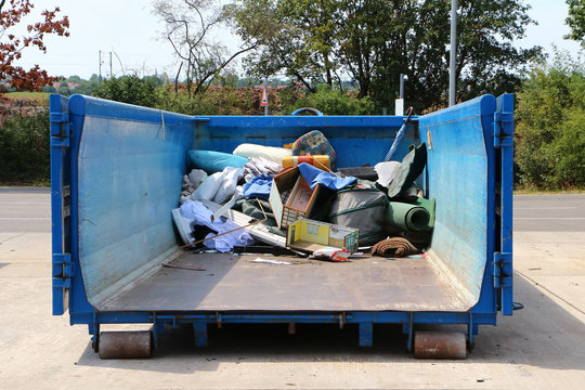 Großer blauer Müllcontainer für Restmüll