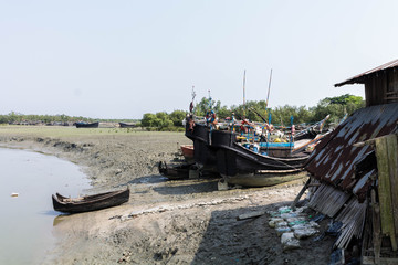 barcos tradicionales de pesca en la arena