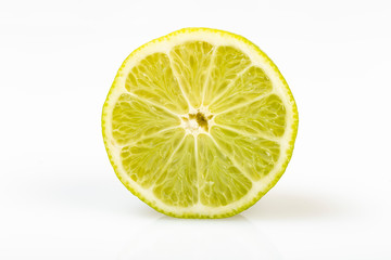 Limoni in primo piano su sfondo bianco