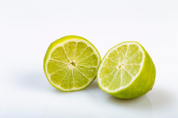 Limoni in primo piano su sfondo bianco