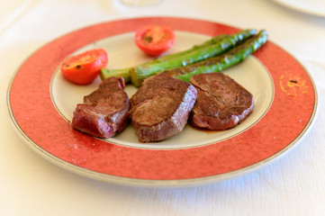 steak with tomato