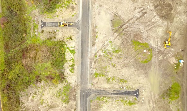 Baustelle: Erschlie&szlig;ung eines neuen Baugebiet, Bau von Stra&szlig;en