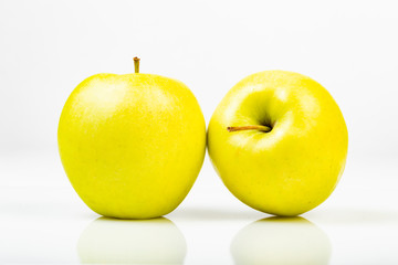 Primo piano di mela gialla