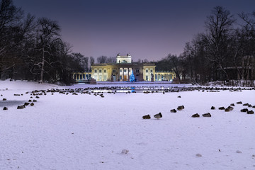 Łazienki Królewskie w Warszawie zimą wieczorem