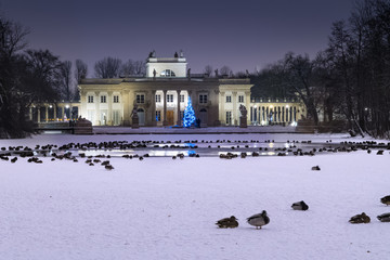 Łazienki Królewskie w Warszawie zimą wieczorem - obrazy, fototapety, plakaty