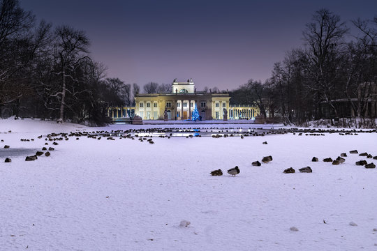 Łazienki Królewskie w Warszawie zimą wieczorem © Henryk Niestrój