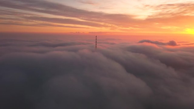 Fernseherturm am Alexanderplatz morgens fr&uuml;h mit dichtem Nebel.