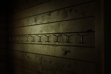 Kleiderhaken an einer Wand aus Holz