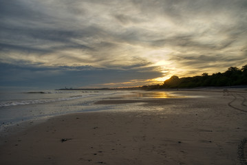 Fototapeta na wymiar Romantischer Sonnenuntergang am einsamen Strand mit Spiegelung in Panama Karibik