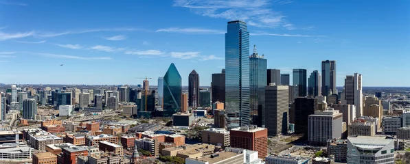Gordijnen Stadsgezicht van Dallas, Texas met blauwe lucht op zonnige dag © Gilberto Mesquita