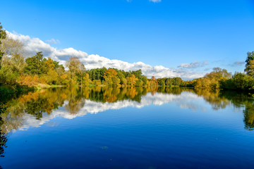 Fototapeta na wymiar beautiful autumn colours, walk, lake, sun
