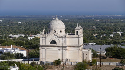 Fototapeta na wymiar Veduta della campagna di Ostuni, Brindisi. Sud Italia. Sullo sfondo il Santuario Madonna della Grata